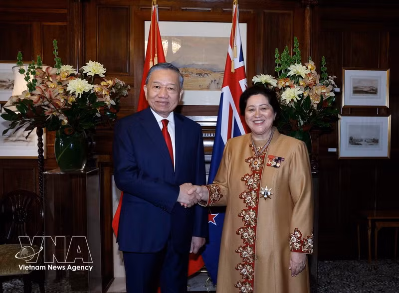 Le secrétaire général du Parti communiste du Vietnam et président de la République, To Lam, et la Gouverneure générale de Nouvelle-Zélande, Dame Cindy Kiro. Photo : VNA.