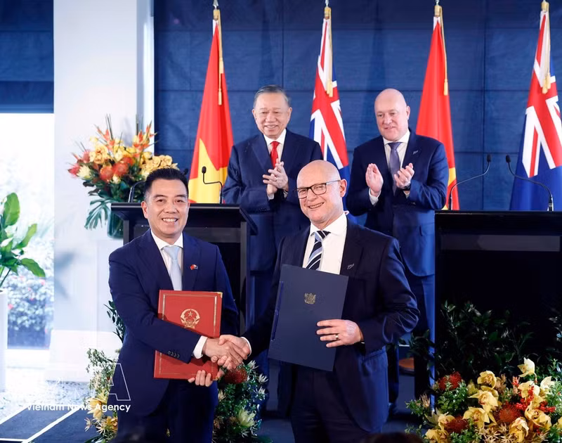 Le secrétaire général et président To Lam (gauche, deuxième ligne) et le Premier ministre néo-zélandais Christopher Luxon (droite, deuxième ligne) assistent à l'échange de documents de coopération entre les deux pays. Photo : VNA.