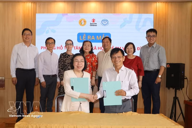 Cérémonie de signature du protocole d’accord de coopération visant à créer et à exploiter un bureau de soutien psychologique et social dédié aux enfants et aux familles de Hô Chi Minh-Ville. Photo: VNA.