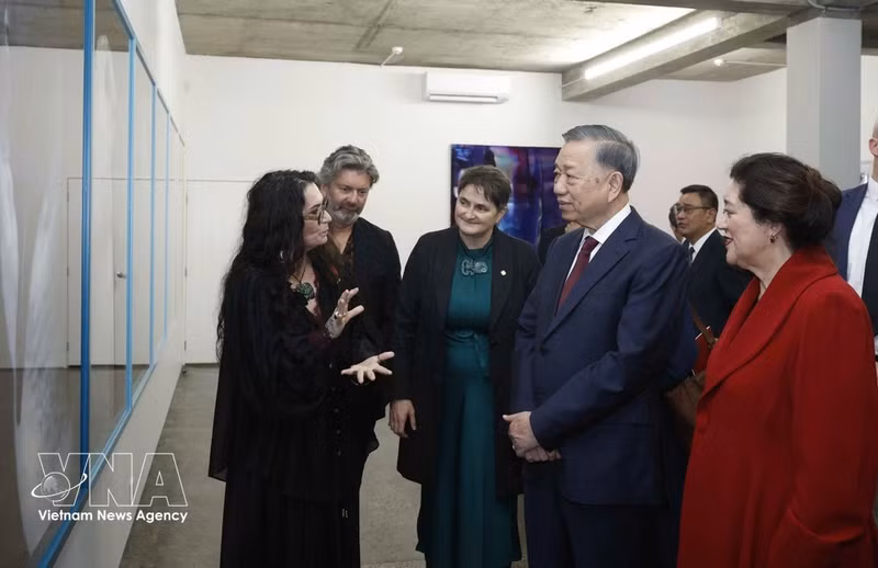 Le secrétaire général du Parti et président du Vietnam, To Lam, et la gouverneure générale de Nouvelle-Zélande, Dame Cindy Kiro, visitent l’exposition de Fiona Pardington. Photo : VNA.
