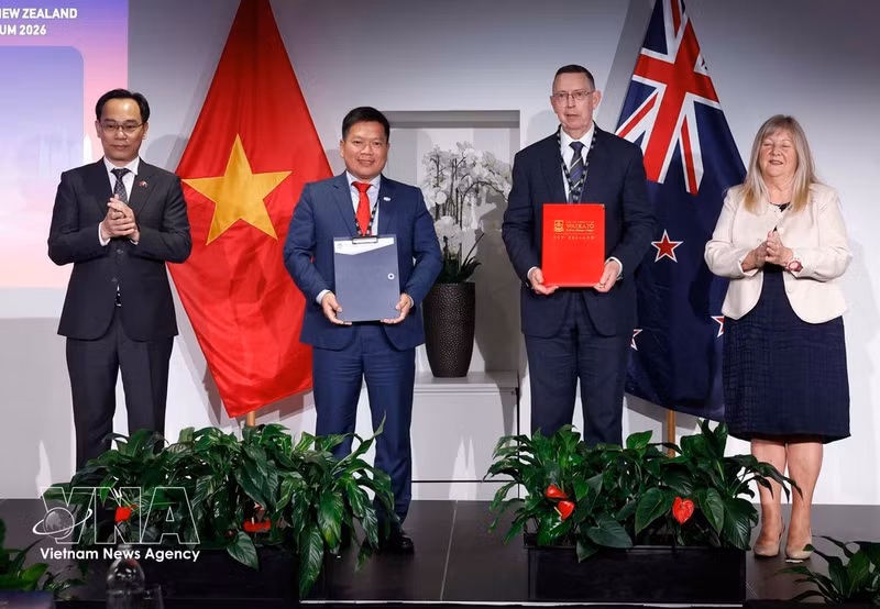 Signature d'accords de coopération entre les deux pays. Photo : VNA.