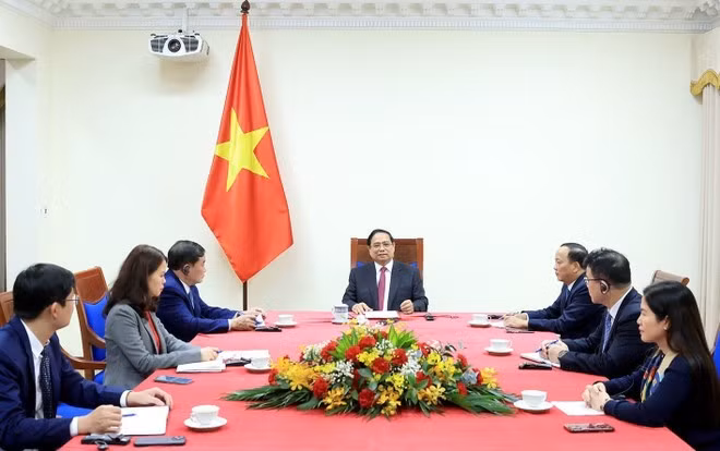 Le Premier ministre Pham Minh Chinh s’entretient par téléphone avec son homologue singapourien Lawrence Wong. Photo : VNA