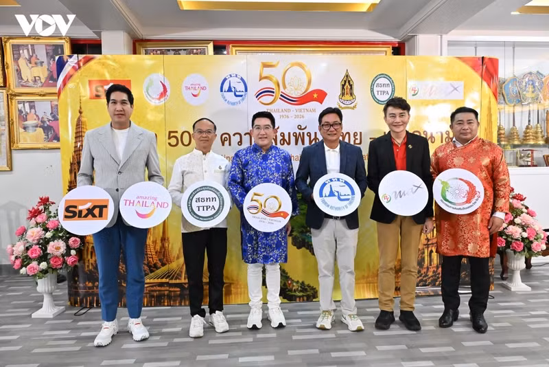 Des représentants de l’Office national du tourisme de Thaïlande (TAT), des responsables locaux et des fidèles bouddhistes lors de la cérémonie d’hommage à la pagode vietnamienne Khanh Van (Wat Uphai Rat Bamrung).