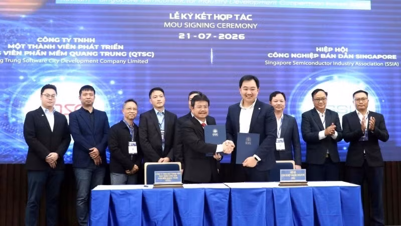 L’Association de l’industrie des semi-conducteurs de Singapour (SSIA), l’Alliance pour le développement des ressources humaines dans l'industrie des semi-conducteurs (SEVINA) et le Collège polytechnique FPT scellent leur coopération. Photo : VNA 