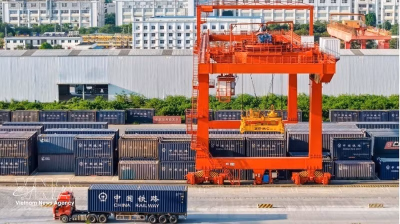 Les marchandises sont regroupées au port ferroviaire international de Nanning, dans la province du Guangxi, avant d'être transbordées vers le Vietnam par des trains intermodaux Vietnam-Chine. Photo : VNA. 
