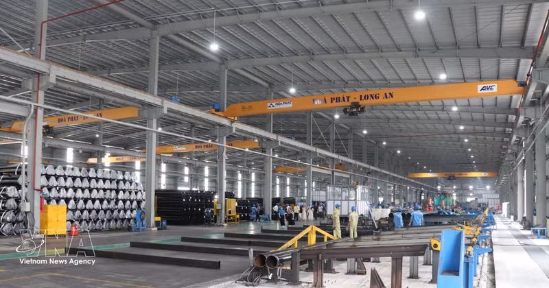 L'usine de production et de commerce d'acier Hoa Phat Long An, située dans la commune de Long Cang, province de Tây Ninh, dotée d’un investissement total d'environ 2.600 milliards de dôngs et d’une capacité de conception de 460.000 tonnes par an, a été inaugurée en avril 2026. Photo : VNA 