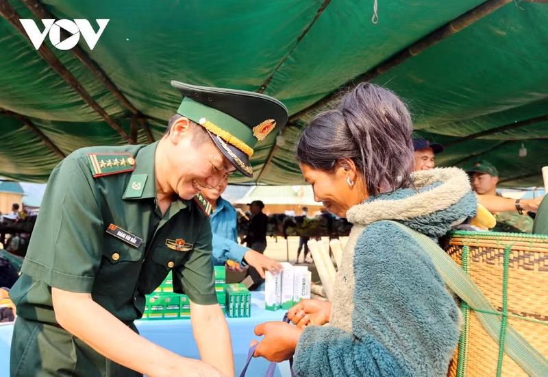 Le colonel Hoang Van Man remet des cadeaux aux cadres et habitants des villages frontaliers, renforçant l’amitié Vietnam–Laos.