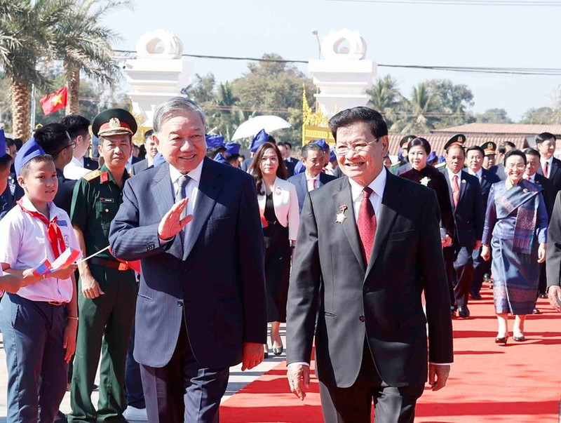 Le secrétaire général To Lam (à gauche) et le secrétaire général et président du Laos, Thongloun Sisoulith. Photo : VNA. 