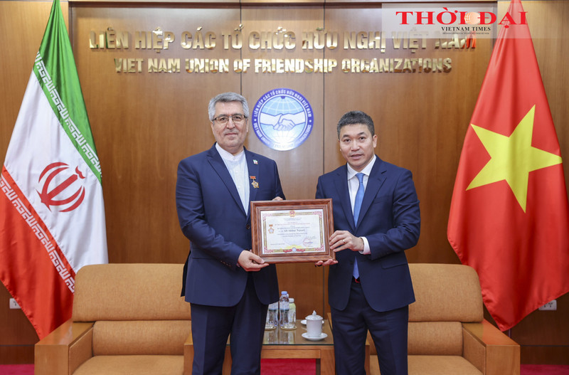 Phan Anh Son, président de l’Union des organisations d’amitié du Vietnam, remet l’Insigne « Pour la paix et l’amitié entre les peuples » à l’ambassadeur d’Iran au Vietnam, Ali Akbar Nazari. Photo : Dinh Hoa 