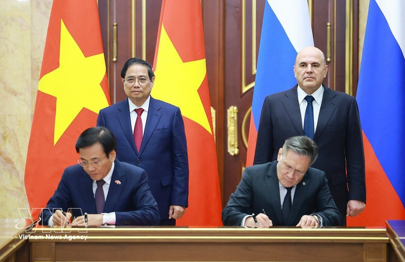 Le Premier ministre Pham Minh Chinh et son homologue russe Mikhail Mishustin assistent à la cérémonie de signature de l'Accord de coopération pour la construction d'une centrale nucléaire sur le territoire vietnamien. Photo : VNA. 