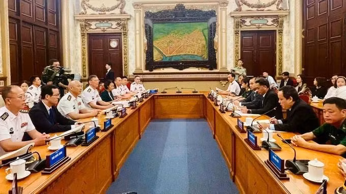 Les autorités de Hô Chi Minh-Ville reçoivent les commandants de la flottille n°83 de la Marine chinoise. Photo: VNA 