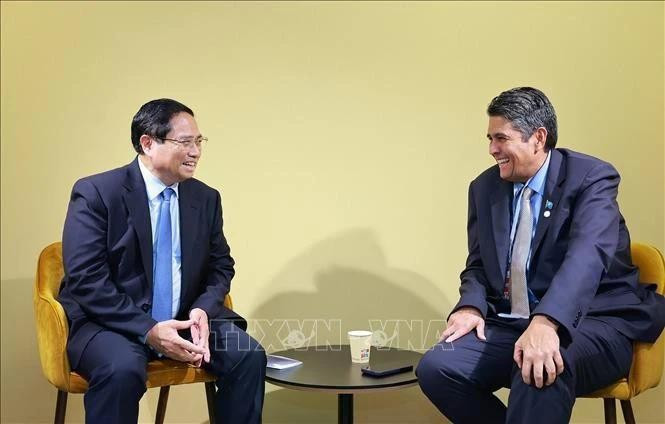 Le Premier ministre Pham Minh Chinh (gauche) rencontre le président des Palaos Surangel Whipps Jr. Photo : VNA. 