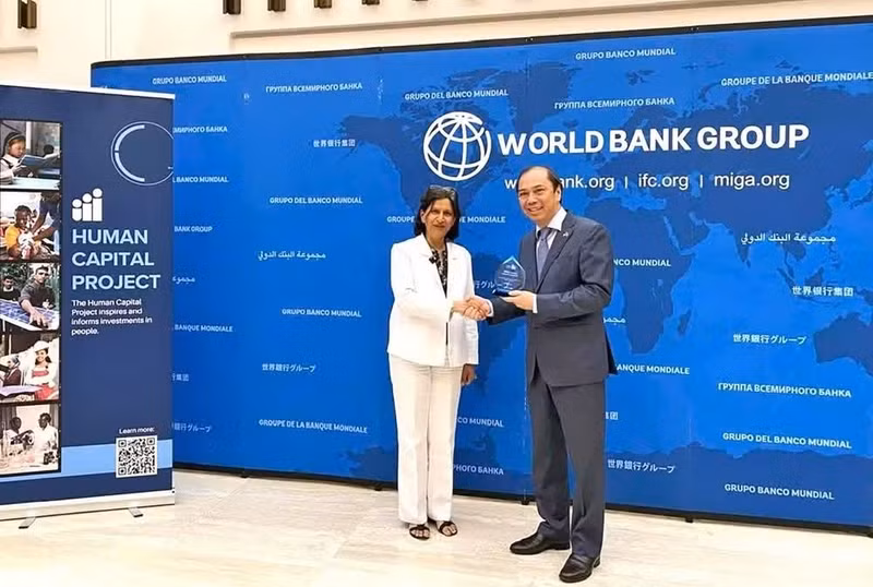 Mamta Murthi, vice-présidente chargée du développement humain, a décerné au Vietnam le titre de pays ayant obtenu les meilleurs résultats en matière d’indice élargi du capital humain (HCI+) au sein des pays de même niveau de revenu. Photo : Vietnamplus