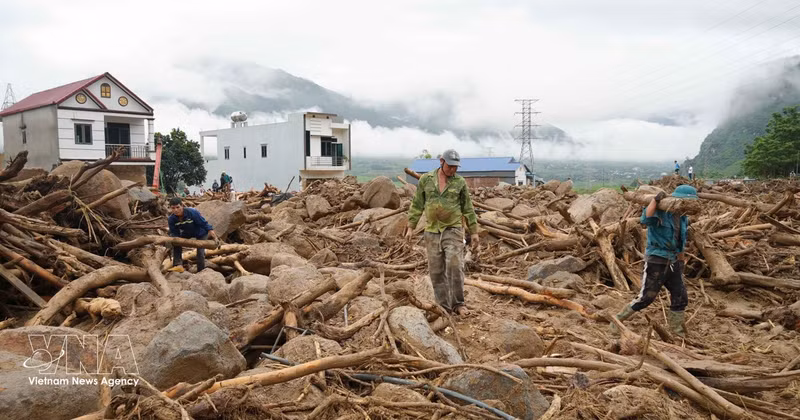 De fortes pluies ayant frappé la province montagneuse de Lai Chau, au Nord du Vietnam) du 15 au 17 juillet ont provoqué des crues soudaines et des glissements de terrain, entraînant d'importantes pertes humaines et matérielles. Photo : VNA. 