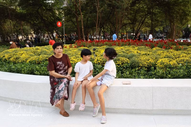 Les habitants de Hô Chi Minh-Ville, au Sud du Vietnam, profitent du nouvel espace vert aménagé sur le terrain situé au 8, rue Vo Van Tan, récemment remis à l'administration du quartier de Xuan Hoa. Photo : VNA.