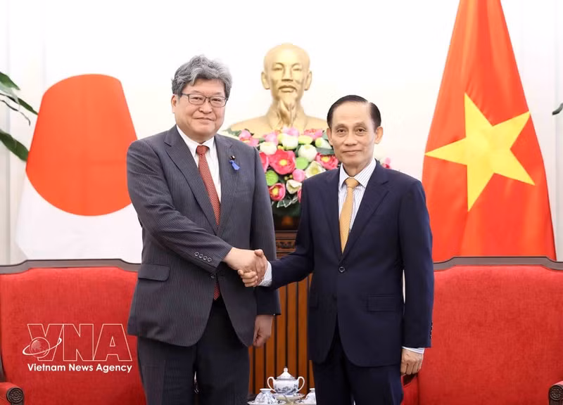 Le ministre des Affaires étrangères Le Hoai Trung (droite) et Hagiuda Koichi, secrétaire général par intérim du Parti libéral-démocrate (PLD) du Japon. Photo : VNA. 