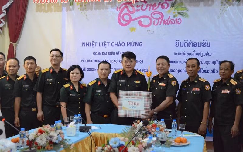 La délégation du commandement militaire de la ville de Da Nang s’est rendue au commandement militaire de la province de Sekong pour présenter ses vœux à l’occasion du Nouvel An traditionnel Bunpimay. 