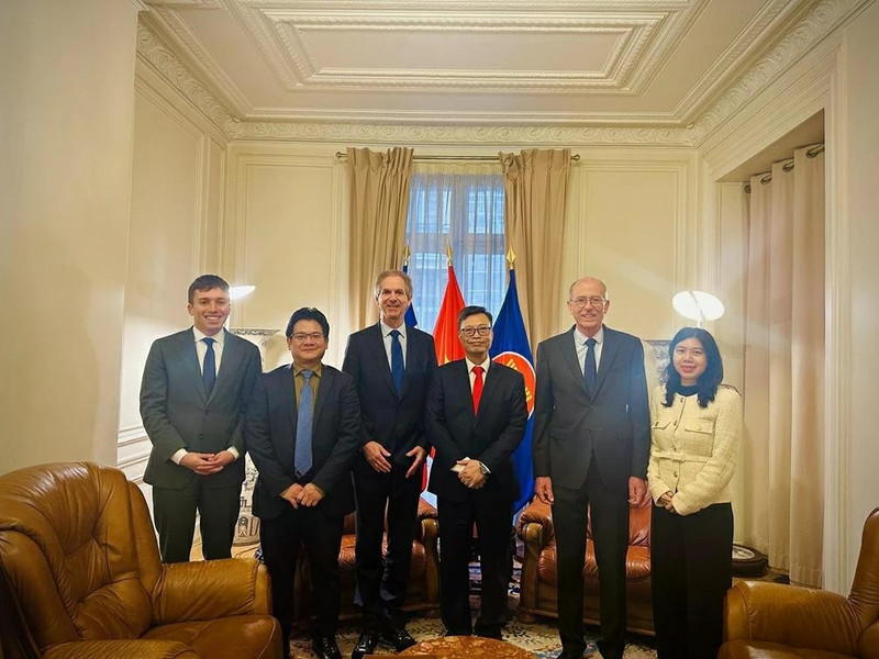 L’ambassadeur du Vietnam en France, Trinh Duc Hai (3e en partant de la droite), pose pour une photo aux côtés des représentants du Mouvement des entreprises de France (MEDEF).