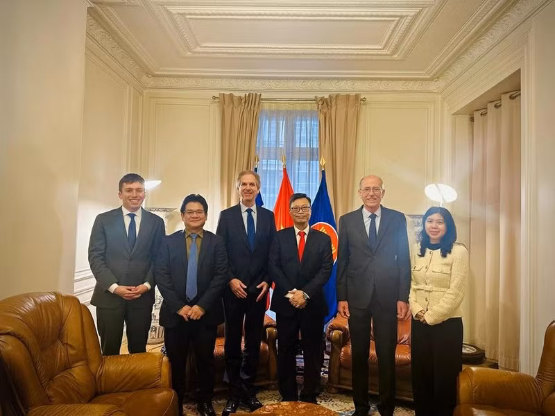 L’ambassadeur du Vietnam en France, Trinh Duc Hai (3e en partant de la droite), pose pour une photo aux côtés des représentants du Mouvement des entreprises de France (MEDEF).