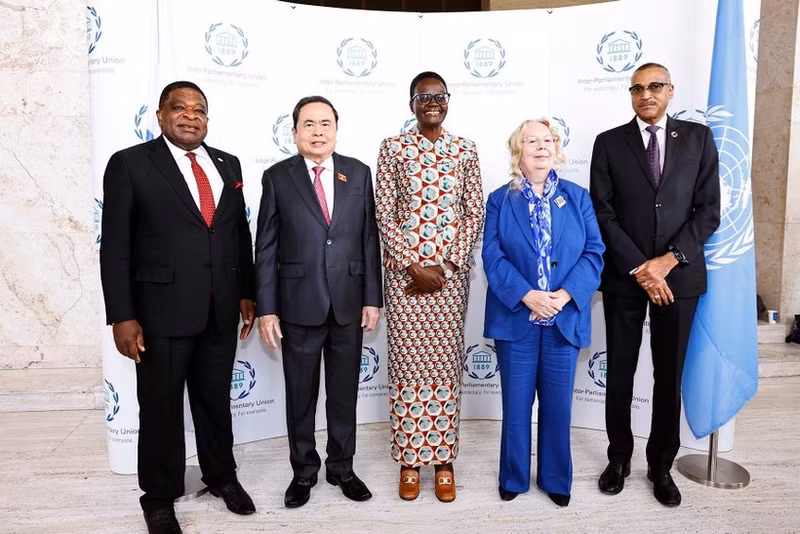 La présidente de l'UIP, Tulia Ackson (au centre), et le secrétaire général de l'UIP, Martin Chungong (1er à gauche), accueillent le président de l'Assemblée nationale, Tran Thanh Man (2e à gauche), à la cérémonie d'ouverture de la 6e Conférence mondiale des présidents de parlement à Genève, le 29 juillet. Photo : VNA. 