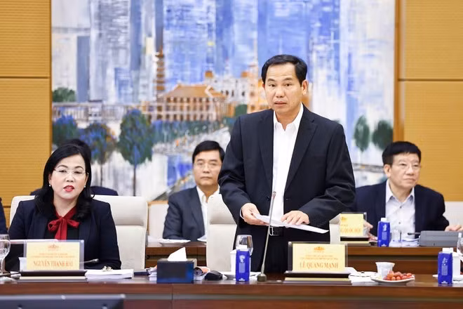 Le secrétaire général de l'Assemblée nationale, chef de son bureau, Le Quang Manh présente le rapport de l'Assemblée nationale. Photo : VNA.