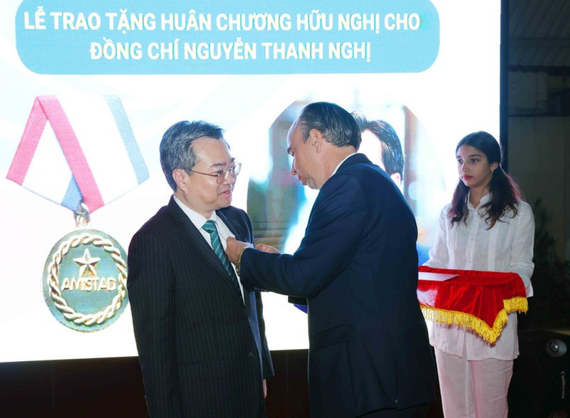 L’ambassadeur Rogelio Polanco Fuentes remet l’Ordre de l’amitié de l’État cubain à Nguyên Thanh Nghi, membre du Comité central du Parti communiste du Vietnam et chef de la Commission centrale des politiques et de stratégies du Parti. Photo : VNA. 