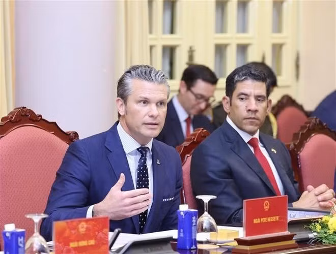 Le secrétaire américain à la Guerre, Pete Hegseth, affirme que les États-Unis attachent une grande importance à leur partenariat stratégique global avec le Vietnam. Photo : VNA