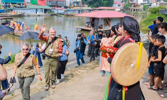Des photographes internationaux visitent l’ancien village de Thô Hà. Photos : thuonghieucongluan.com.vn 