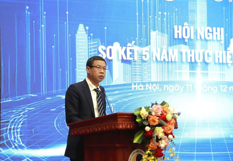 Le vice‑ministre de la Science et de la Technologie, Le Xuan Dinh, prend la parole lors de la conférence. 