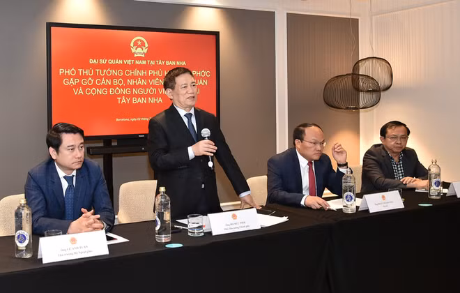 Le vice-Premier ministre Ho Duc Phoc a rencontré la communauté vietnamienne dans le cadre de son voyage de travail. Photo : VNA.