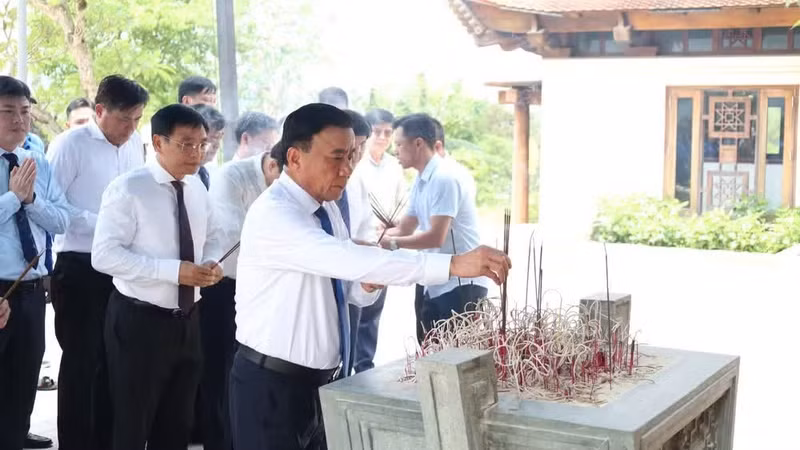 Tran Cam Tu, membre du Bureau politique et permanent du Secrétariat du Comité central du Parti, conduit une délégation pour aller rendre hommage aux martyrs tombés sur le champ de bataille de Dien Bien Phu. 