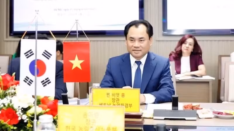 Le ministre vietnamien de l’Agriculture et de l’Environnement, Trinh Viet Hung, reçoit en entretien bilatéral la ministre sud-coréenne Song Miryung.