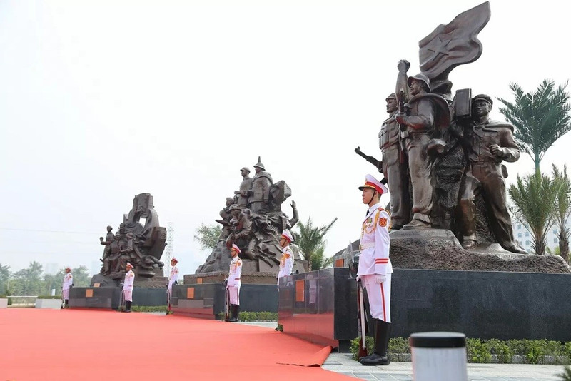 La zone des symboles comprend cinq groupes de statues représentant la solidarité et l’amitié entre le Vietnam et l’Union soviétique, la Chine, Cuba, le Laos et le Cambodge. Photo : Thanh Long.