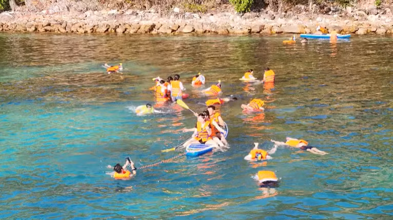 Des visiteurs profitent de la plage de Nam Du, dans la zone spéciale de Kien Hai.