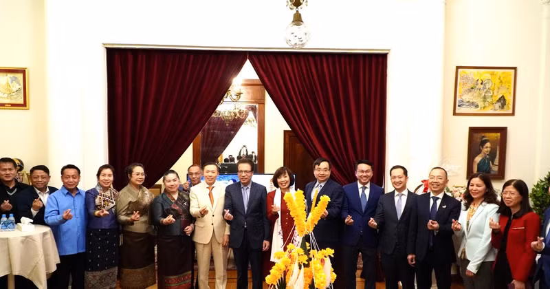 La délégation diplomatique du Vietnam présente ses vœux à l’occasion du Bunpimay, le Nouvel An traditionnel lao. Photo : VNA. 