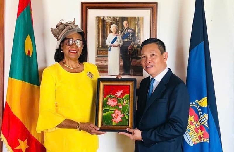 L’ambassadeur Vu Trung My remet un cadeau commémoratif à la gouverneure générale de Grenade, Mme Cécile La Grenade. Photo : Ambassade du Vietnam au Venezuela. 