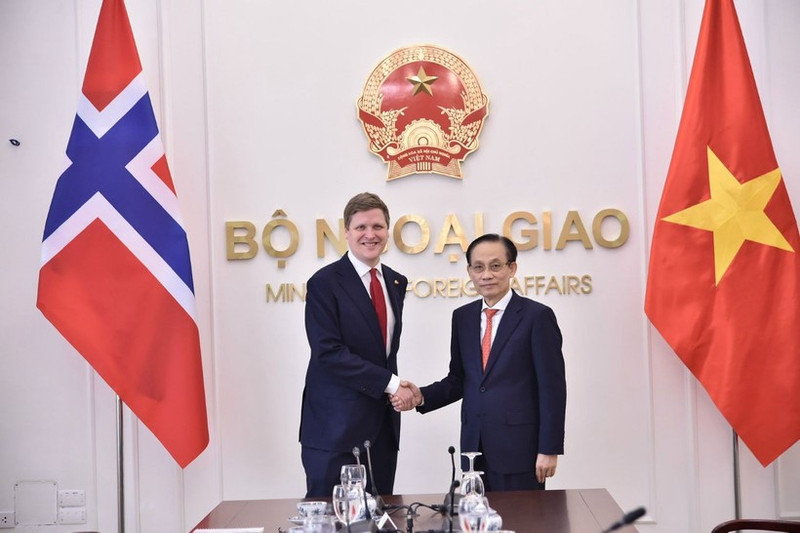Le ministre vietnamien des Affaires étrangères Le Hoai Trung (à droite) serre la main du ministre norvégien du Développement international Åsmund Aukrust, à Hanoi, le 10 février. Photo : VNA. 