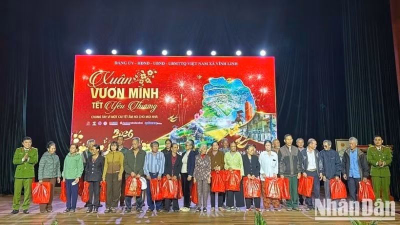 La police communale de Vinh Linh a remis des cadeaux du Têt aux ménages en situation précaire sur le territoire communal.