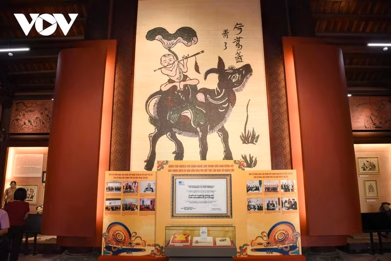 L’exposition présente plus de 100 œuvres représentatives de quatre grandes traditions d’estampes populaires vietnamiennes, organisées en espaces thématiques.