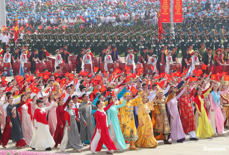 Le bloc représentant le domaine de la culture et des sports défile le 2 septembre pour commémorer le 80e anniversaire de la Fête nationale. Photo : HNM.