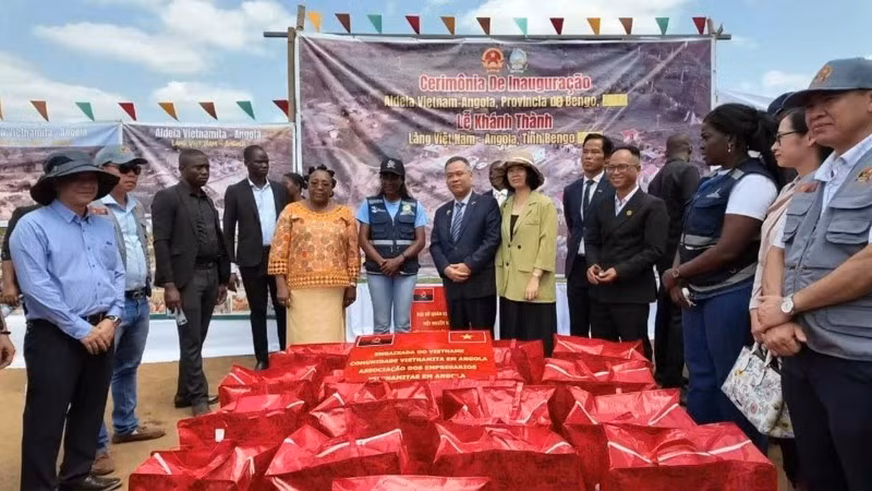 La délégation prépare des cadeaux destinés à 16 familles et à près de 100 élèves suivant les cours dispensés au sein du Village Vietnam–Angola. (Photo : Ambassade du Vietnam en Angola)