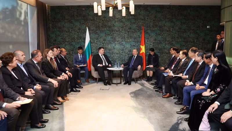 Le secrétaire général du Parti communiste du Vietnam (PCV), Tô Lâm, rencontre le président du Parti socialiste bulgare (BSP), Atanas Zafirov, à Sofia, le 23 octobre. Photo : VNA.