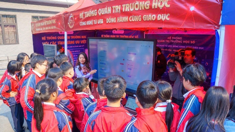 Un enseignant présente aux élèves le fonctionnement du système de gestion scolaire numérique.