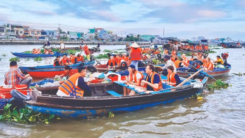 L’expérience gastronomique du marché flottant de Cai Rang (Can Tho) séduit aussi bien les visiteurs nationaux qu’internationaux.