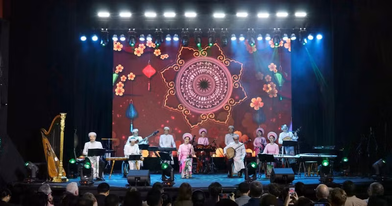 Un spectacle culturel traditionnel vietnamien présenté par des artistes dans le cadre du programme d'échange culturel. Photo : VNA.