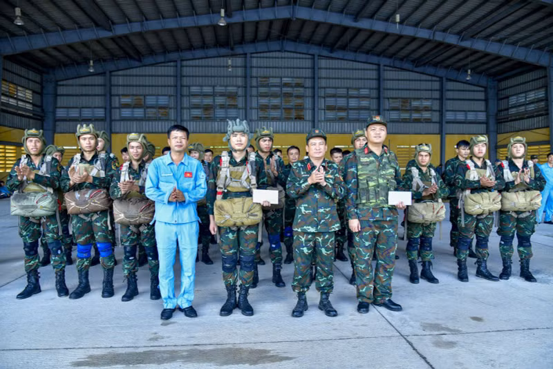 Le général de division Phan Quoc Viet est venu encourager les forces participant aux exercices.