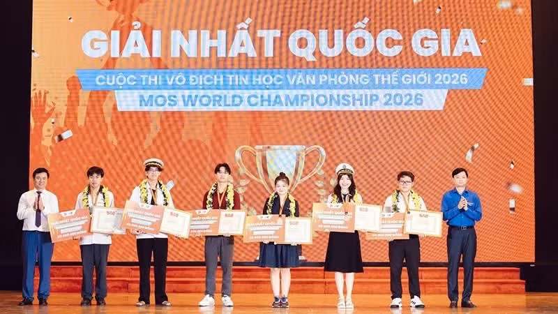 Les organisateurs remettent les premiers prix nationaux aux six membres de l'équipe vietnamienne du MOS 2026 lors de la cérémonie de remise des prix. (Photo : comité d'organisation)