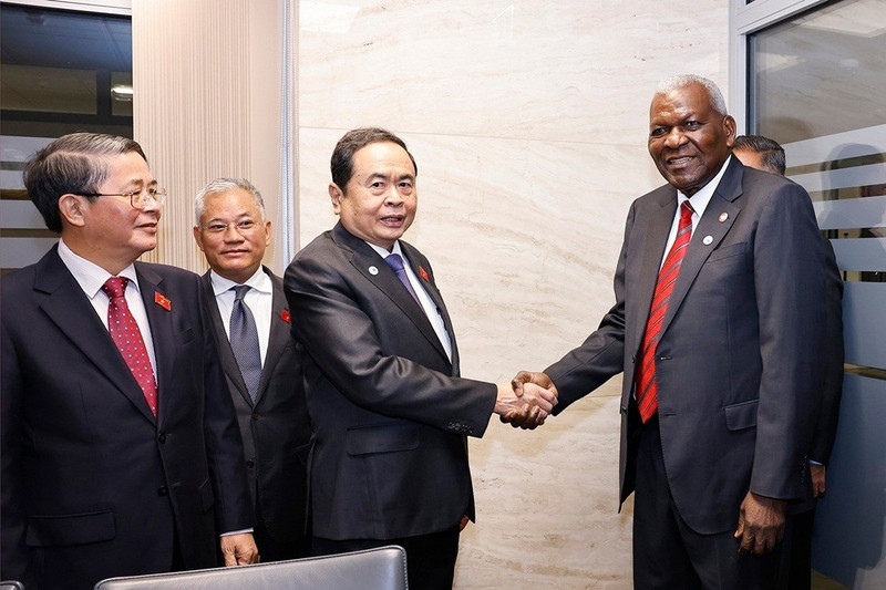 Le président de l’Assemblée nationale du Vietnam, Tran Thanh Man (gauche), et son homologue cubain, Esteban Lazo. Photo : VNA. 
