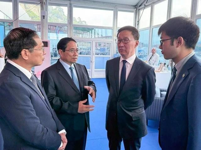 Le Premier ministre Pham Minh Chinh (2e de gauche à droite) rencontre le vice-président chinois Han Zheng. Photo : VGP.