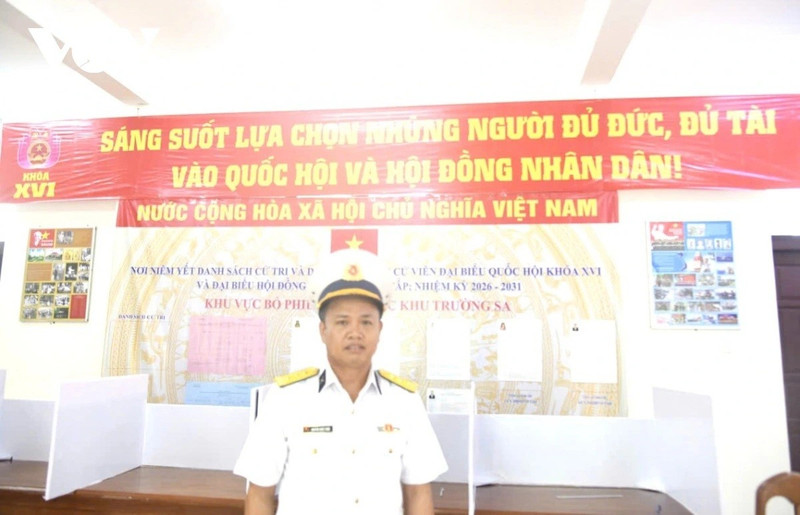 Le lieutenant-colonel Nguyen Quoc Tuan, exprime sa confiance à travers chaque bulletin de vote.